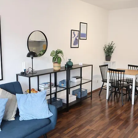 Apartment Schoenes Mit Balkon